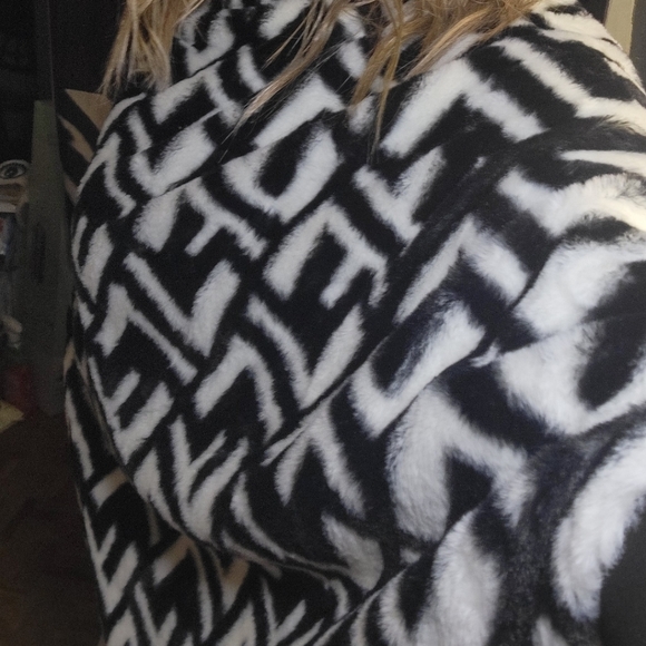 Bold Shaw/ poncho - Picture 2 of 5